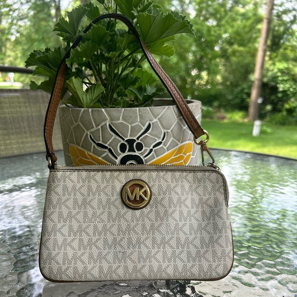 Michael Kors Fulton Vanilla Signature PVC/ Acorn Brown Clutch - Picture 1 of 6